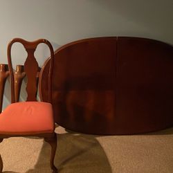 Dining Room Table And 4 Matching Chairs 
