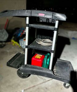 Rubbermaid commercial janitors cart