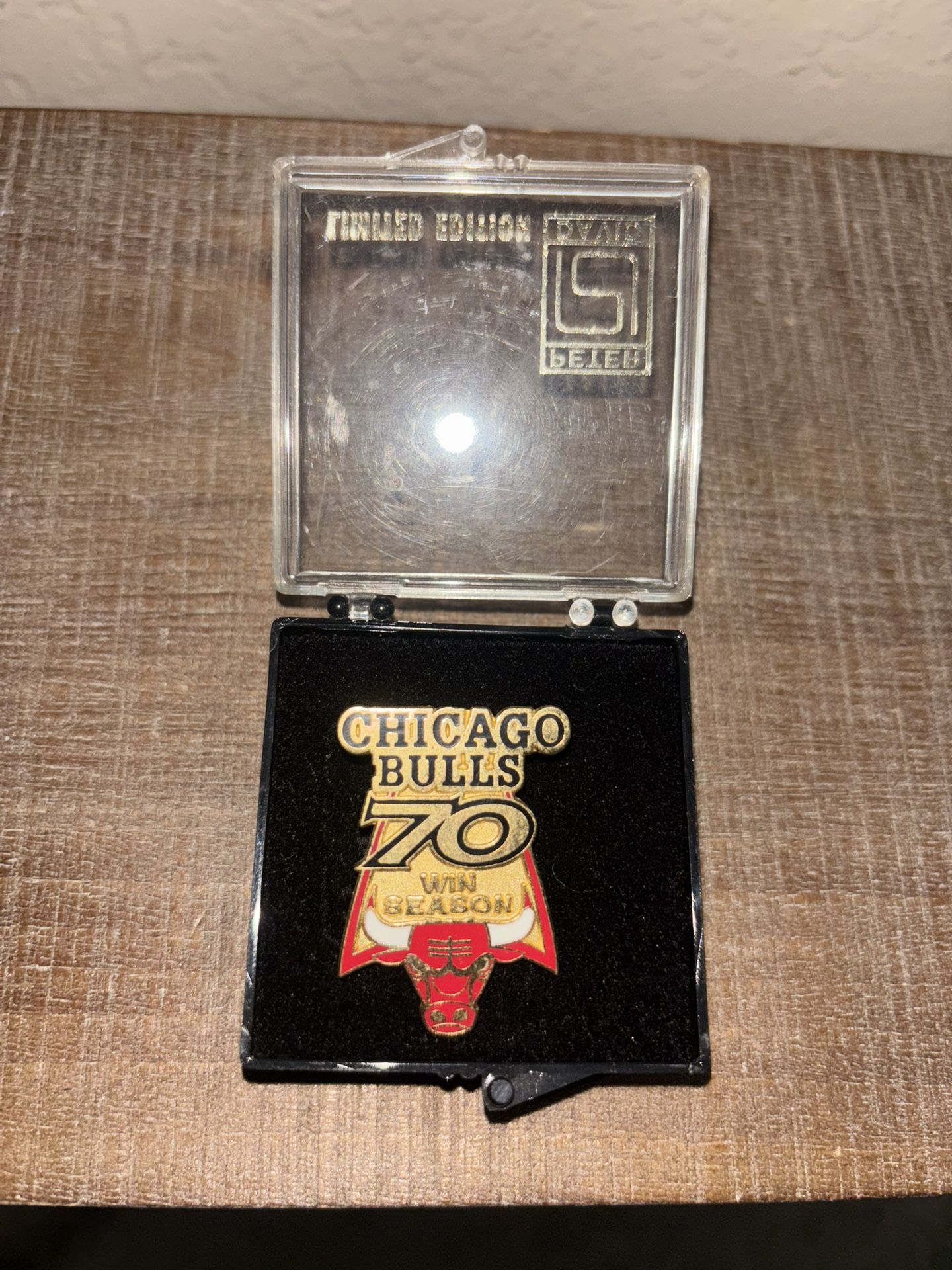 1996 Chicago Bulls 70th Win Pin (Rare)