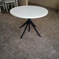 White Table with adjustable height