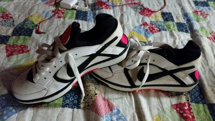 Tennis shoes