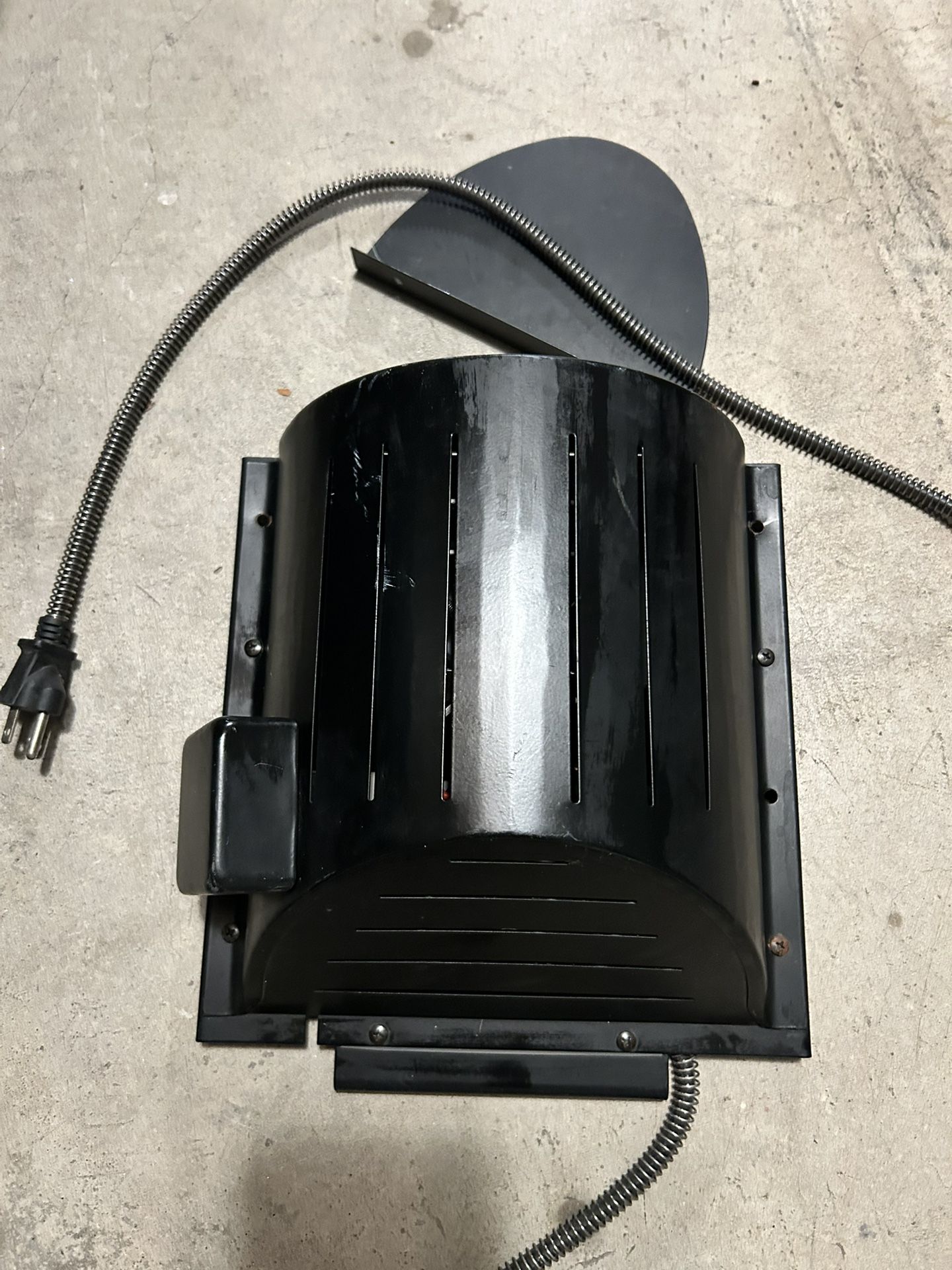 Dog house heater with thermostat