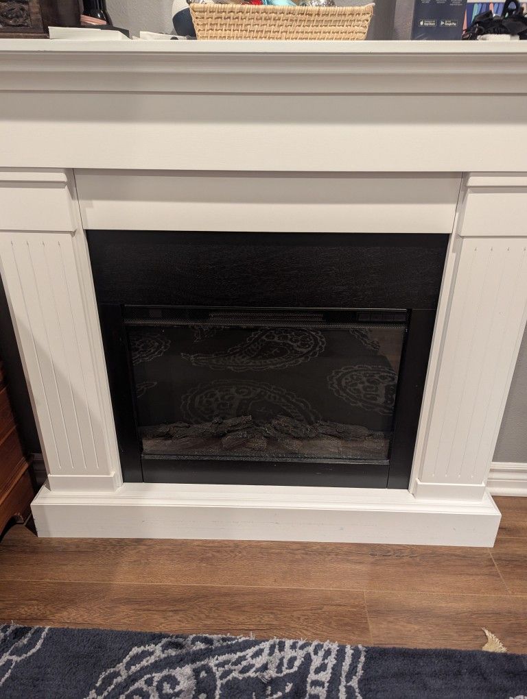 Electric Fire Place w/ Mantle