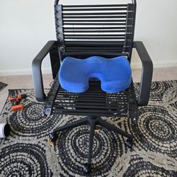 EURO STYLE Bradley Bungie Office Chair, Black, Graphite Frame, Black Base
Two-Lock Tilt, 360° Swivel, Adjustable Height, Blends Functionality for Home