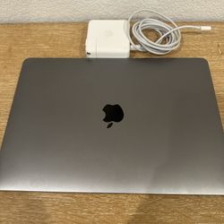 MacBook Pro 13” (2017) – 8GB RAM | 250GB SSD | 2 Thunderbolt 3 Ports