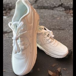 NEW NIKE AIR MAX WHITE-WOLF SIZE 6Y