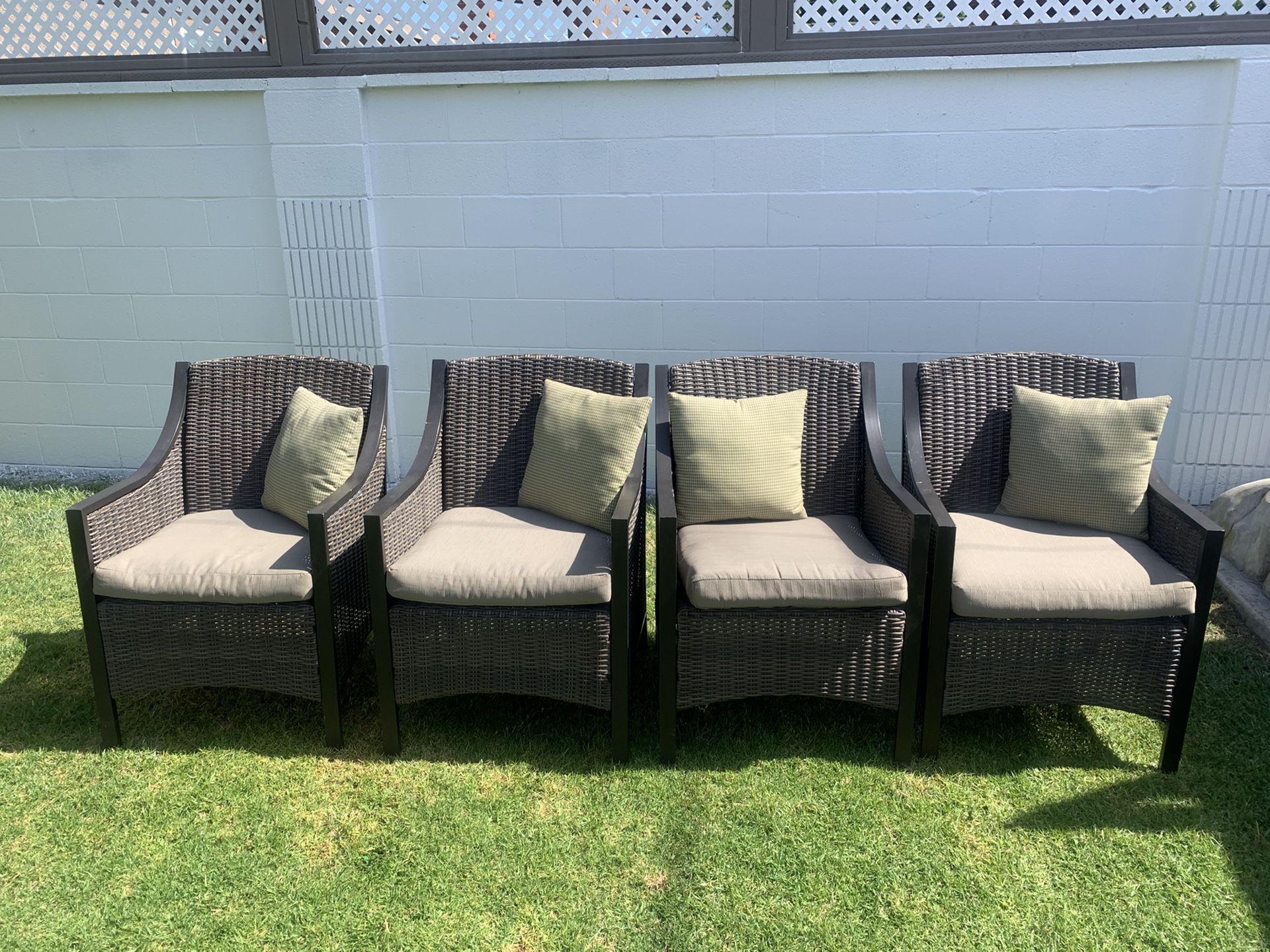 4 outdoor chairs in excellent condition