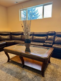 Coffee Table With Vase Decor Included