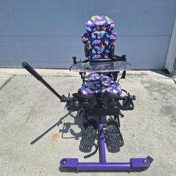 Bipedestador Easy Stand Bantam, talla pequeña Fabricado por EasyStand. Talla: Pequeña Para niños  Capacidad de peso: 45 kg Cinturón de seguridad, guía