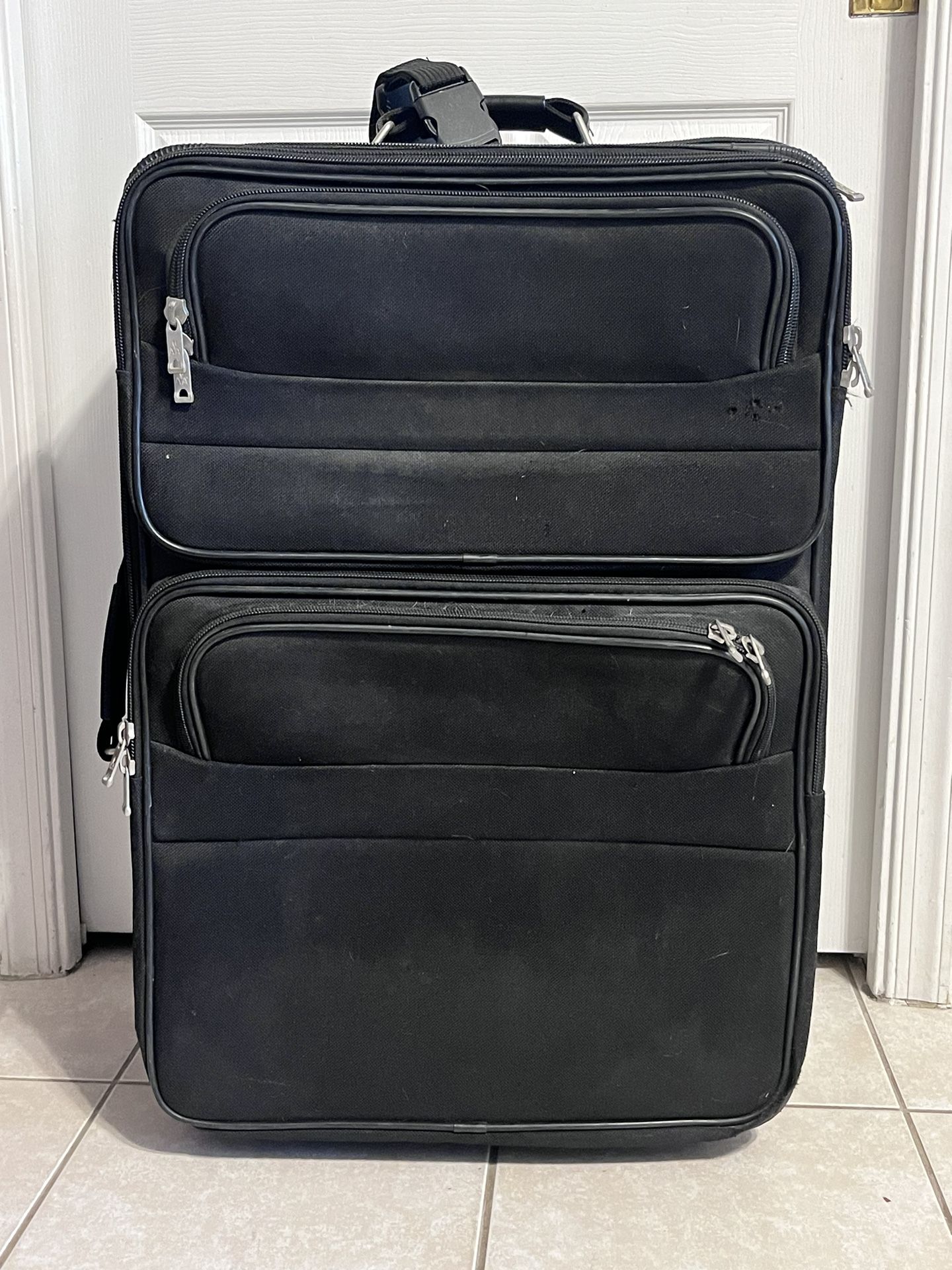 30 “ American Airlines Elegance Collection Rolling Luggage.