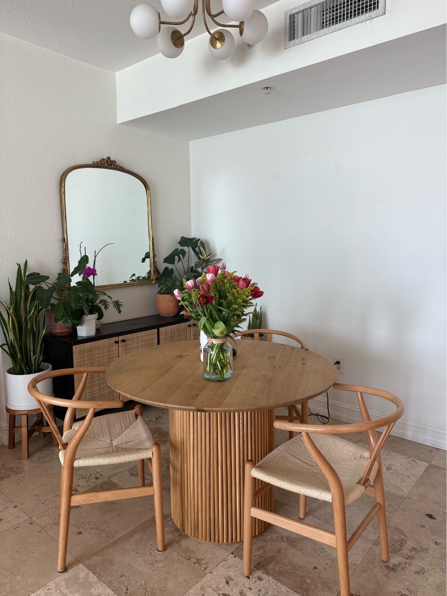 Round dining table