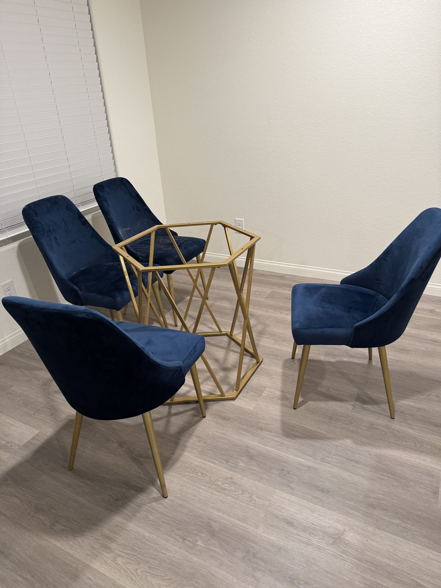 Round table with 4 Chairs