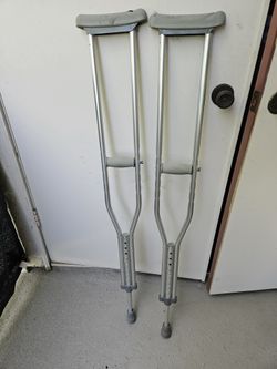 ADJUSTABLE ALUMINUM CRUTCHES 