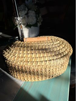 Servv Hand-woven Basket w/Lid and Mahogany wood Handle