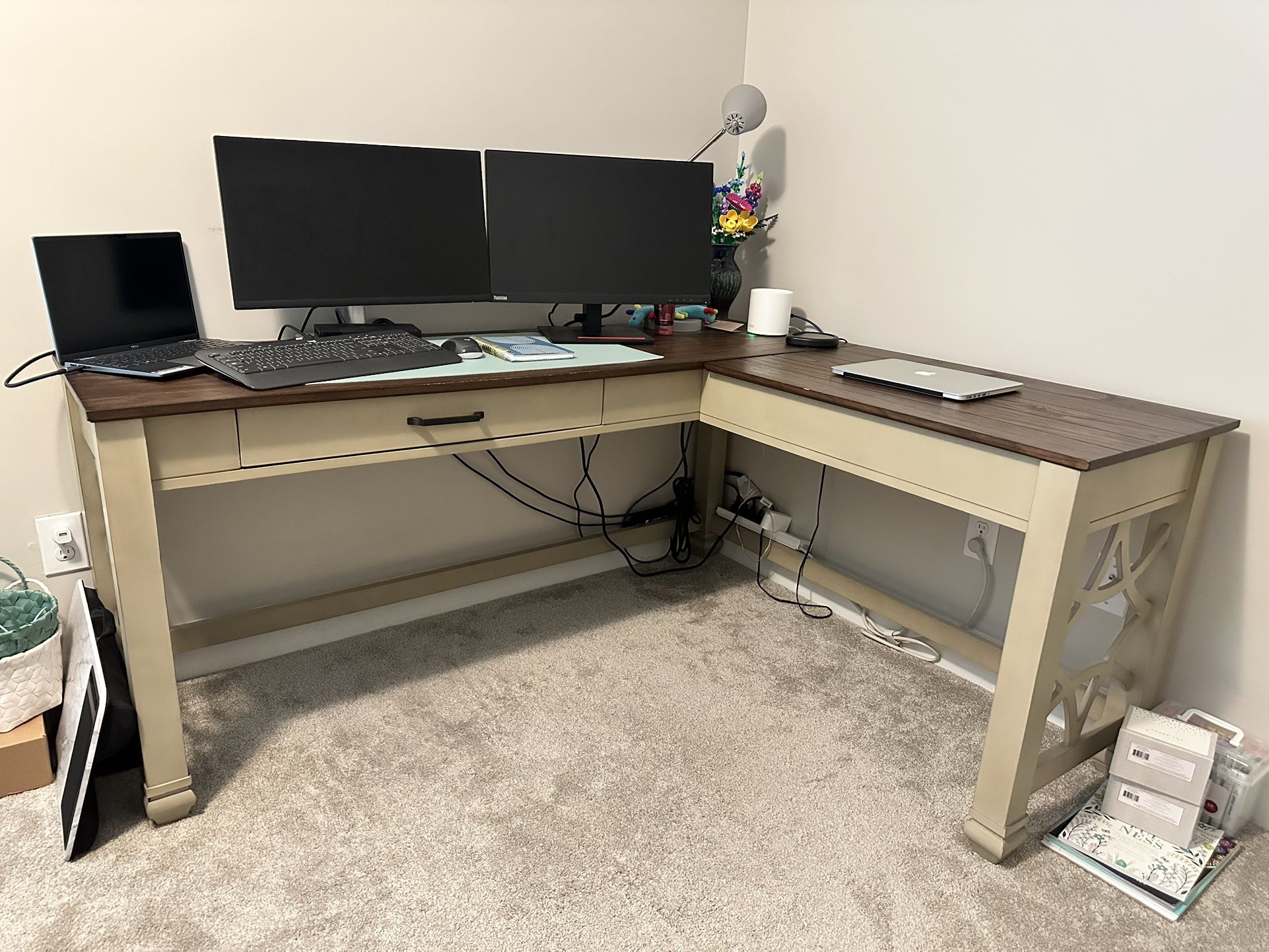Corner Desk w/ Lift