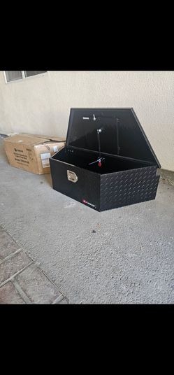 NEW TRAILER TOOL BOX TONGHE COLOR BLACK ALUMINIUM DIAMOND COMES WITH 2 KEYS DIMENSIONS SHOW IN THE PICTURES 39" FOR ANY QUESTION TEXT ME PLEASE HABLO 