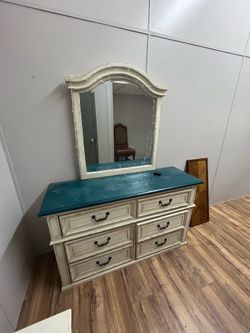Tocador de madera pesada con silla