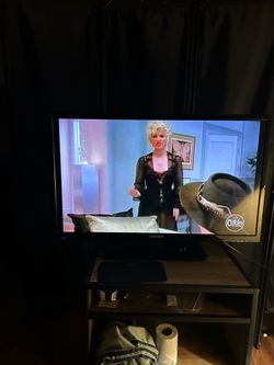 Element 31 inch wide screen TV Element model ELEFW 32B