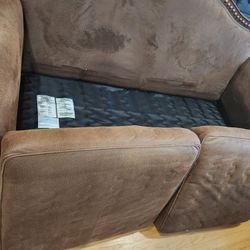 Vintage Looking Sofa With 5 Pillows