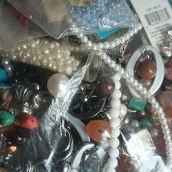 Miscellaneous Beads/Semi Precious Stones/Shells To Make Jewelry 