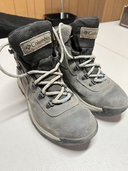 HIKING SHOES W SIZE 9 