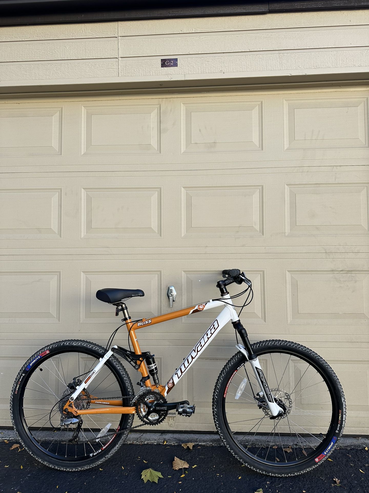 Novara Bliss Women’s Full-Suspension Mountain Bike Lightweight Bicycle MTB trail