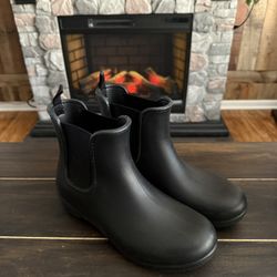 NEW CROCS Chelsea Ankle Boots Black Size 8