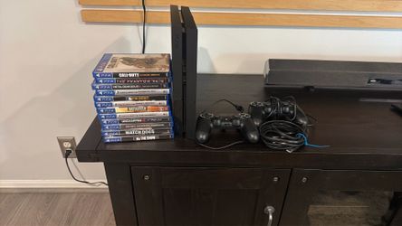 PlayStation 4 w/2 wireless controllers 12 games
