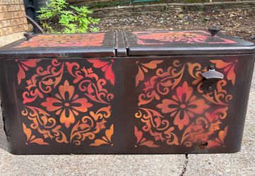 Vintage double door beer or drink cooler with design