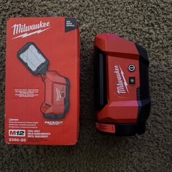 Milwaukee M12 1000 Lumen