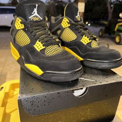 Jordan 4 Retro “Thunders” Size 10.5 PreOwned