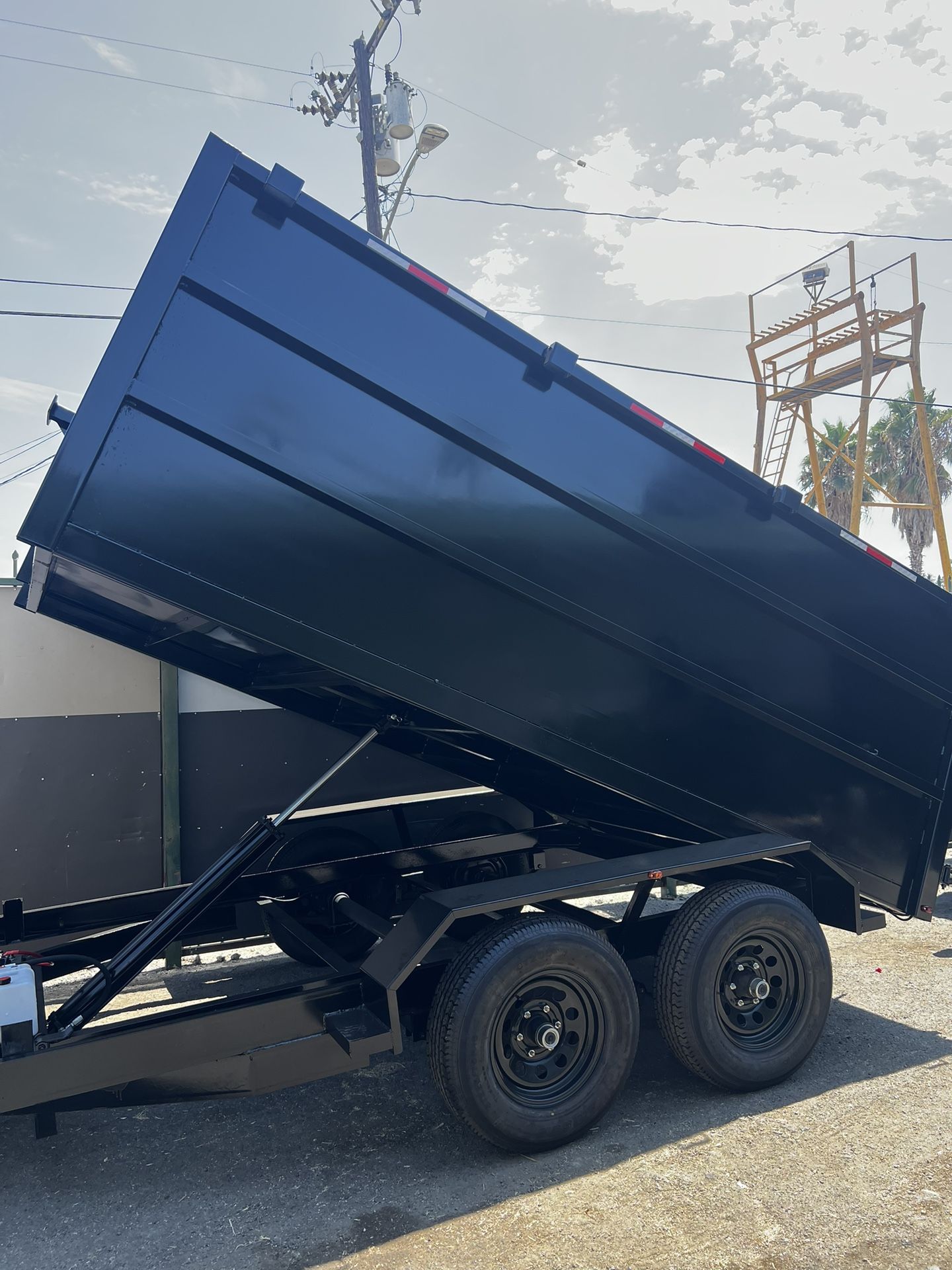 Smooth Dump Trailer With Side Ladder