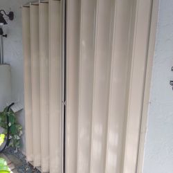 ACCORDEON SHUTTERS BEIGE.