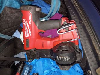 Milwaukee 18 volt fuel ccorl roofing nail gun