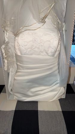 Beautiful Crème Color Wedding Dress Sz 12.