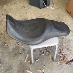 Harley Seat Off 2006 Dyna low rider