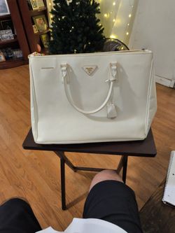 PRE-OWNED PRADA STAFFIANO LUX TOTE