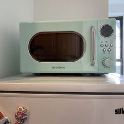 Insignia Retro Microwave (7 Cu. Ft)