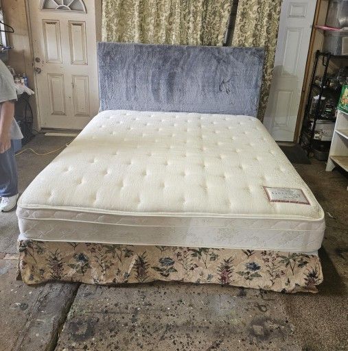 King Sz Metal Bed 🛌 Frame With Mattress And Headboard