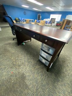 Whalen teacher type desk