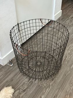 Wire laundry basket