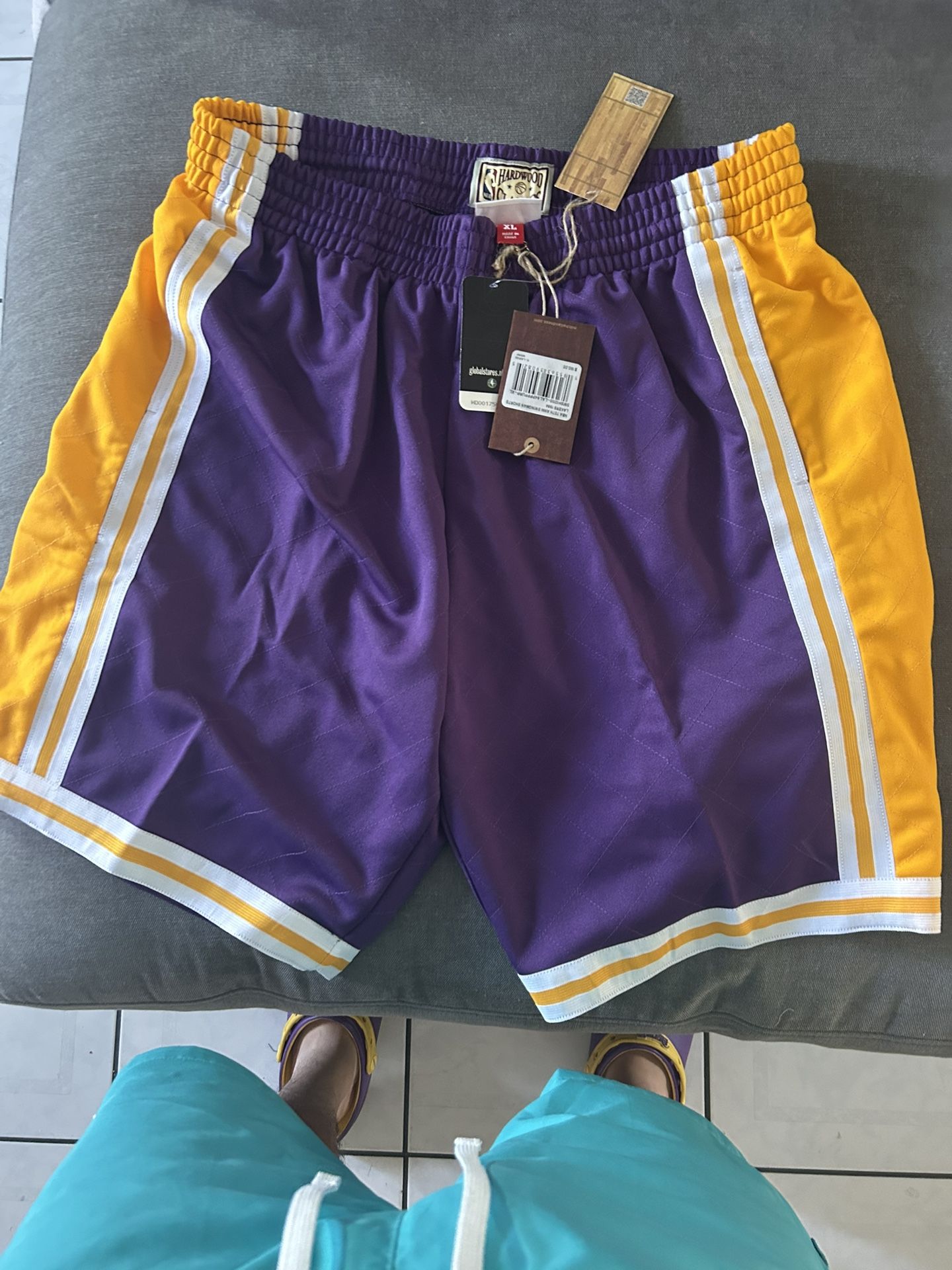 mitchell &ness size xl lakers