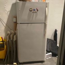 Refrigerator 