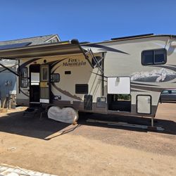 2013 Fox Mountain 235RLS 5th Wheel RV