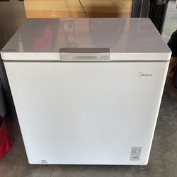 Midea Chest Freezer,  7.0 cu Ft.   Great Working Condition