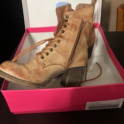 women's boots zize 8 