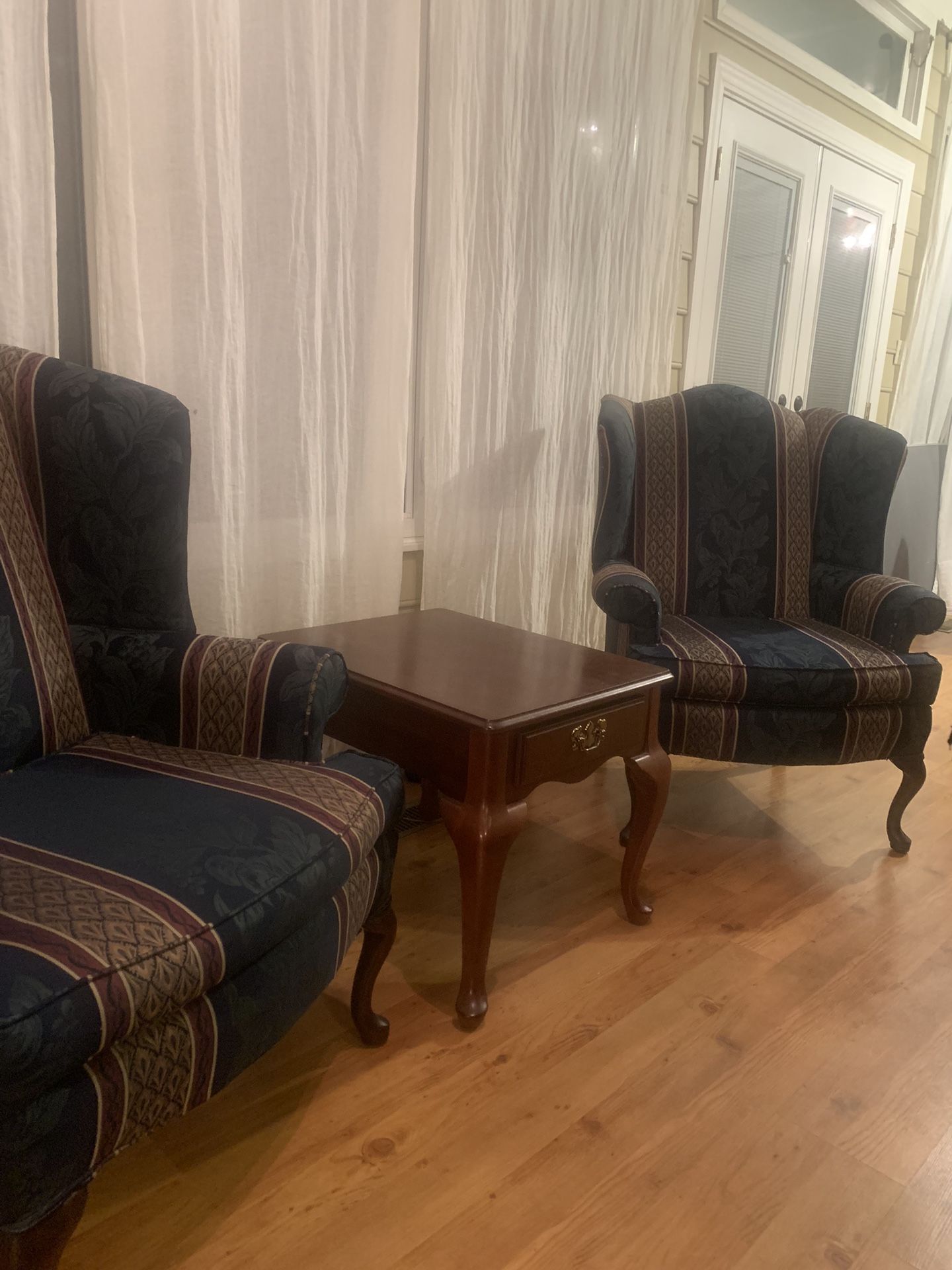 Unique Style Classic End Table 