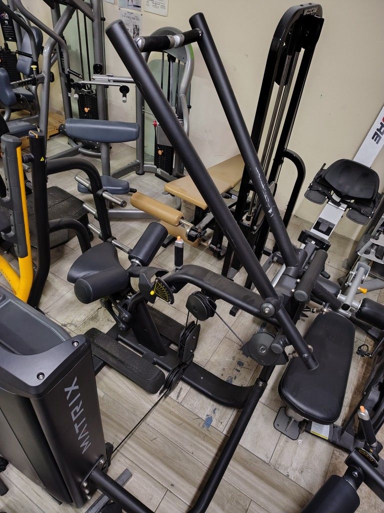 Matrix ultra lat pull down commercial gym equipment exercise fitness weight machine