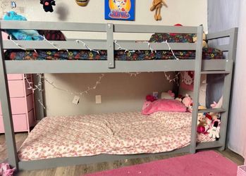 Twin bunk bed