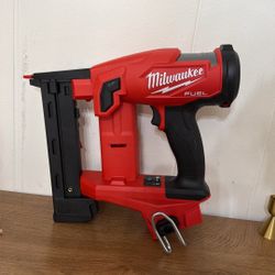 Milwaukee 1/4” Narrow Crown Stapler (TOOL ONLY) 